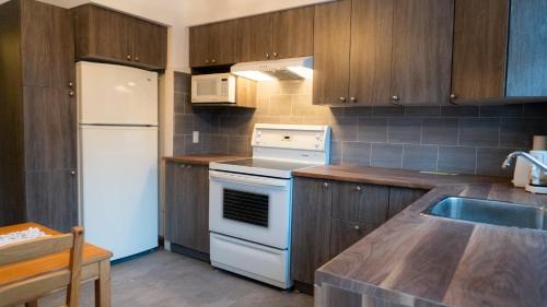 Cote-Des-Neiges—Notre-Dame-De-Grace Casa | MontREAL HOMES - Affordable Rooms, Smart TV, Shared Kitchen