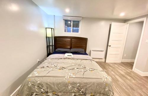 Cote-Des-Neiges—Notre-Dame-De-Grace Casa | MontREAL HOMES - Affordable Rooms, Smart TV, Shared Kitchen