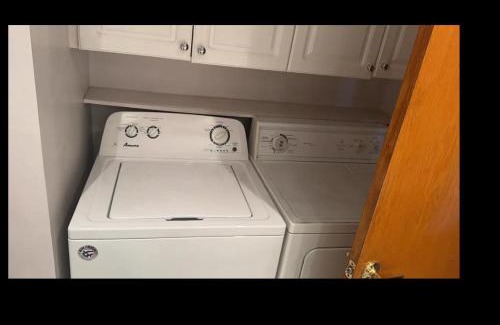 LaSalle Apartamento | Montreal One-Bedroom Apartment Number1 with shared-bathroom and shared kitchen
