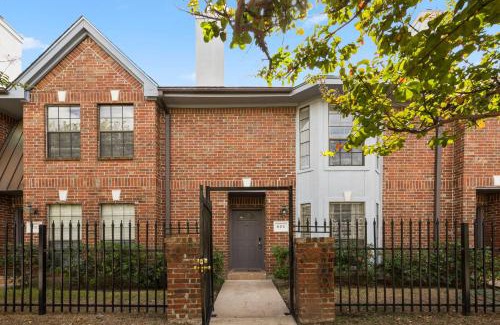 Montrose Casa | Montrose 2-Unit Retreat 4BR Sleeps 20 Near DT