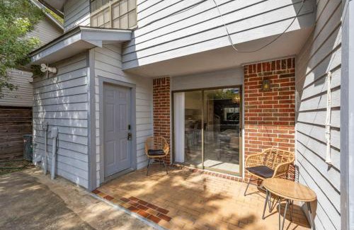 Montrose Casa | Montrose 2-Unit Retreat 4BR Sleeps 20 Near DT