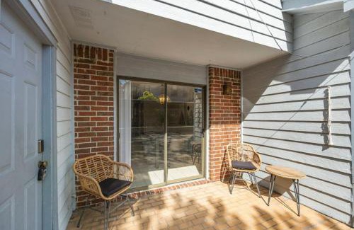 Montrose Casa | Montrose 2-Unit Retreat 4BR Sleeps 20 Near DT