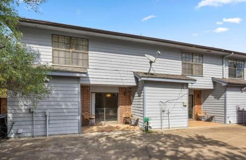 Montrose Casa | Montrose 2-Unit Retreat 4BR Sleeps 20 Near DT