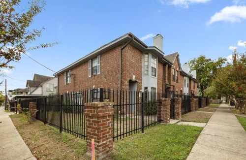 Montrose Casa | Montrose 4BR Sleeps 19 - 2 Homes - Walk to Dining
