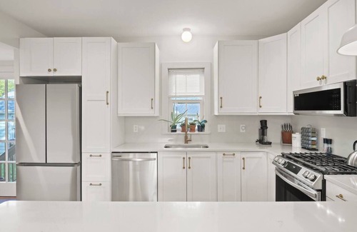 Belmont Casa | Montrose Manor- In the heart of Belmont!