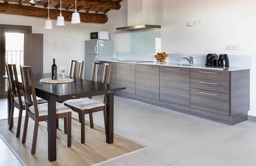 La Torre de Claramunt Apartamento | Apartamento Montserrat con terraza y piscina