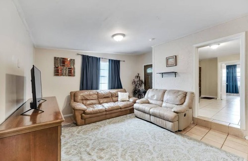 Temple Crest Casa | Montu's Landing! Rare Find 6 Bedroom House at Busch Gardens! Sleeps 15!