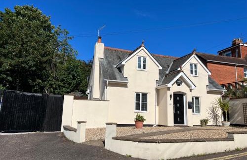 Exmouth Casa | Monty Cottage, Exmouth Coastal Boutique House