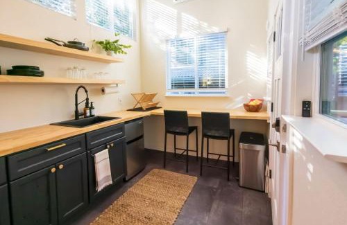 Holly Apartamento | Moody and Bright - Peaceful St less than 5 min to the Action