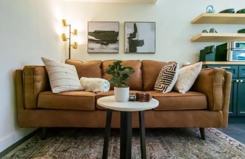 Holly Apartamento | Moody and Bright - Peaceful St less than 5 min to the Action