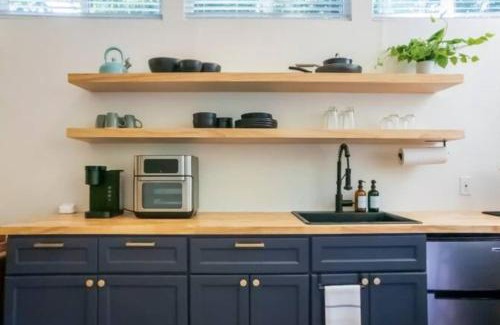 Holly Apartamento | Moody and Bright - Peaceful St less than 5 min to the Action