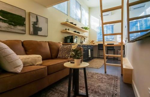 Holly Apartamento | Moody and Bright - Peaceful St less than 5 min to the Action