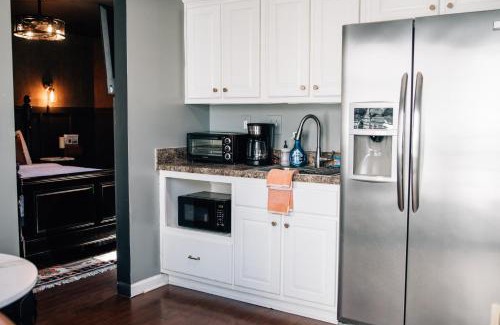East Memphis Casa | Moody Blues Studio Perfect For Work Or Romance