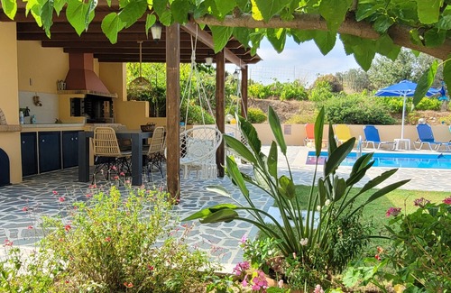 Somatas Villa | Villa privada rodeada de naturaleza y con excelentes vistas al mar y la montaña.