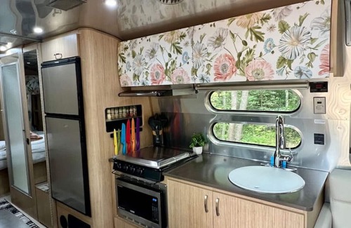 Crellin Casa | “Moonbeam” (Airstream)