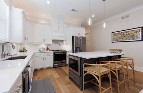 Ocean Springs Casa | Moondance on Magnolia - the perfect location in Ocean Springs. Walk to downtown!