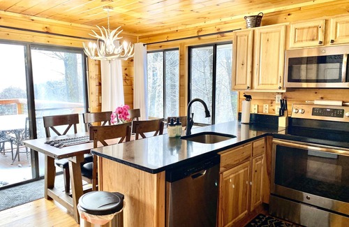 Chalet Village Chalet De Esquí | MoonDancer Chalet - Surreal views of Mt. LeConte /Downtown Gatlinburg 2BR/2BA
