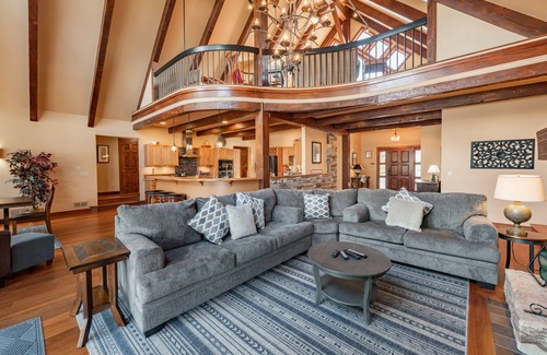 Waterfront Greens Casa | Moondancer - Nivel Lakefront Home w / jacuzzi