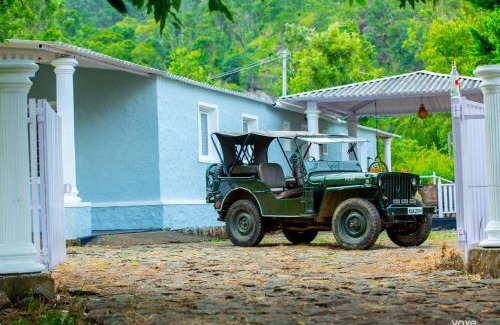 Periyur Complejo | Moonlight Munnar Forest Bungalow with Private Waterfalls by VOYE HOMES