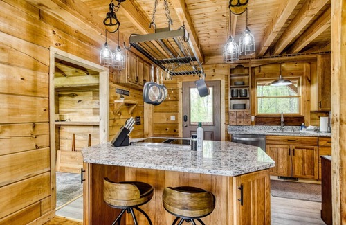 Sparta Cabina | Moonshine Cabin- beautiful Mountain views and minutes to downtown