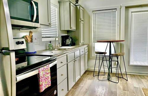 Govalle Casa | Moonshine Cottage. Free Bikes. Sweet Spring Stay