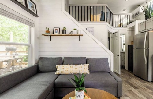 Govalle Casa | Moonshine Cottage. Free Bikes. Sweet Spring Stay