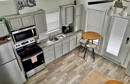 Govalle Casa | Moonshine Cottage. Free Bikes. Sweet Spring Stay