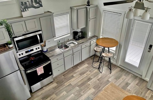 Govalle Casa | Moonshine Cottage. Free Bikes. Sweet Spring Stay