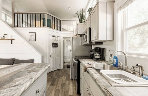 Govalle Casa | Moonshine Cottage. Free Bikes. Sweet Spring Stay