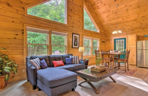 Lake Lure Cabina | 'Moonshine Manor' Cabin w/ Hot Tub, Near Lake Lure