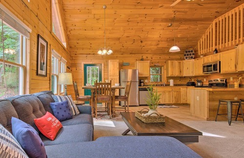 Lake Lure Cabina | 'Moonshine Manor' Cabin w/ Hot Tub, Near Lake Lure