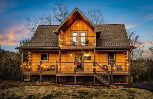 Sevierville Casa | Moonshine Manor - Dogs, Indoor Pool, Hot Tub & Games Near Waterpark