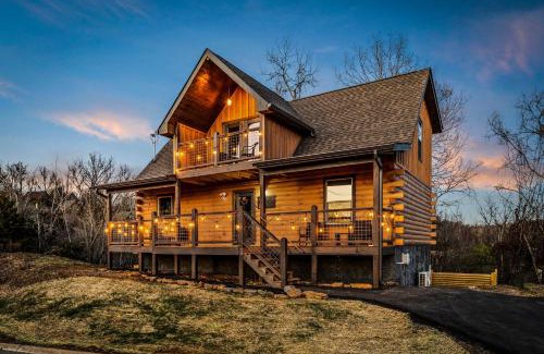 Sevierville Casa | Moonshine Manor - Dogs, Indoor Pool, Hot Tub & Games Near Waterpark