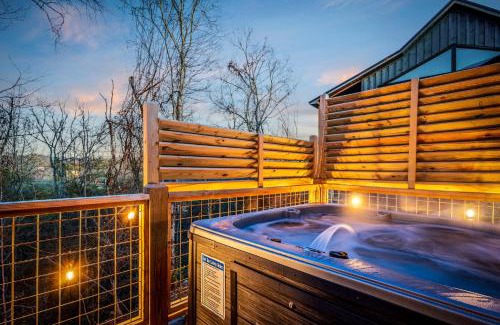 Sevierville Casa | Moonshine Manor - Dogs, Indoor Pool, Hot Tub & Games Near Waterpark