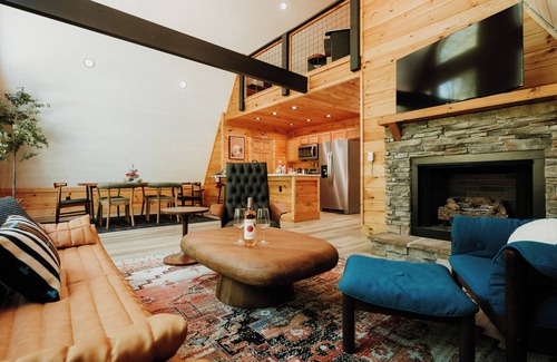 Wears Valley Cabina | New Unique A-Frame! Prime Location, Pool, Hot Tub!