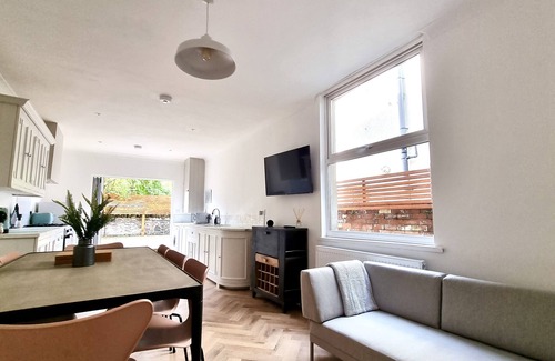 Splott Casa | Moorland House by Switchback Stays