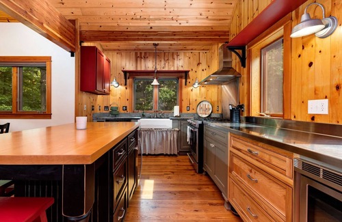 Pedlars Edge Cabina | Moose Lodge/Great for Families/Walk to Slopes/Hot Tub/Pool Table/Fire Pit