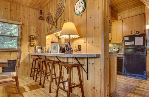 Government Camp Cabina | Moosewood Cabin, a Dog-Friendly Family Cabin in Govt. Camp, Hot Tub, Deck, BBQ