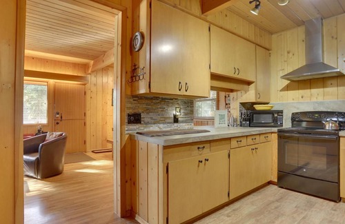 Government Camp Cabina | Moosewood Cabin, a Dog-Friendly Family Cabin in Govt. Camp, Hot Tub, Deck, BBQ