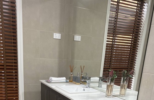 Oakleigh Casa | Morden & Luxury - Minutes to Shops & Train