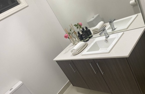 Oakleigh Casa | Morden & Luxury - Minutes to Shops & Train