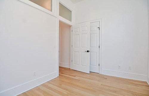 Downtown Apartamento | Morden Suite with Kitchen, Sleeps 4 ,Near Brown and Hospitals
