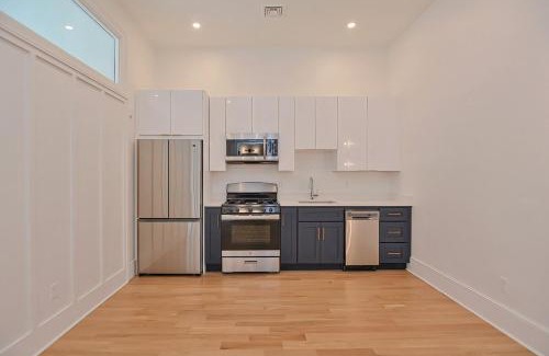 Downtown Apartamento | Morden Suite with Kitchen, Sleeps 4 ,Near Brown and Hospitals
