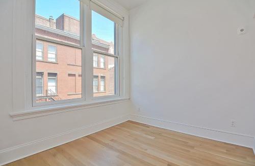Downtown Apartamento | Morden Suite with Kitchen, Sleeps 4 ,Near Brown and Hospitals