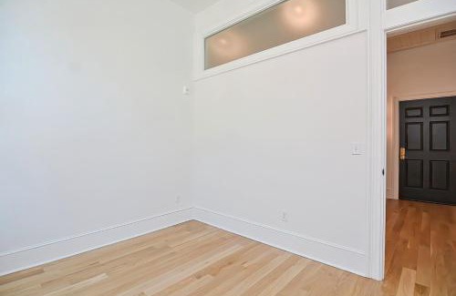 Downtown Apartamento | Morden Suite with Kitchen, Sleeps 4 ,Near Brown and Hospitals