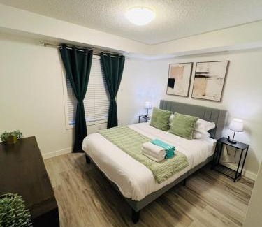 Downtown Edmonton Apartamento | Mordern 2BedRoom Downtown Apt with Free Parking & Wifi