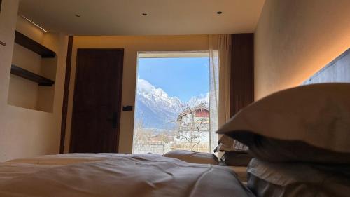 Lijiang Casa | More Sunshine Villa 猫在雪山下田野里民宿
