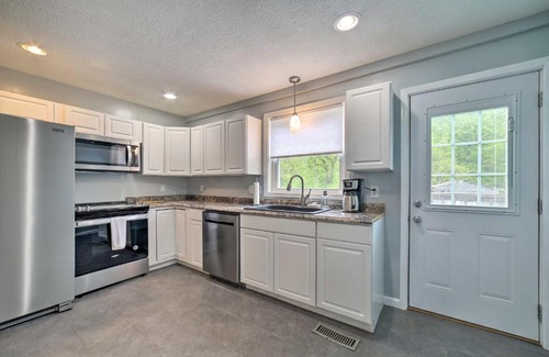 Morgantown Casa | Morgantown Home with Deck about 2 Mi to WV University!