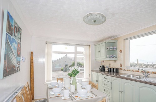 Ty Croes Casa | MORLAIS (VOICE OF THE SEA), pet friendly, with a garden in Aberffraw