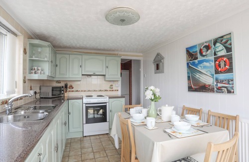 Ty Croes Casa | MORLAIS (VOICE OF THE SEA), pet friendly, with a garden in Aberffraw